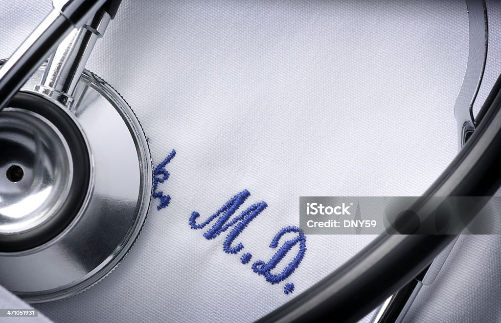 Nahaufnahme von einem Stethoskop und Stickerei auf einem Arzt's jacket - Lizenzfrei Stickerei Stock-Foto