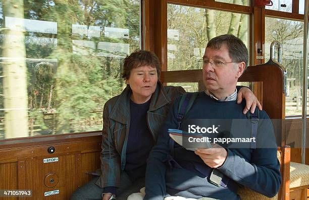 Älterer Menschen In Alten Straßenbahn Kutsche Stockfoto und mehr Bilder von 60-69 Jahre - 60-69 Jahre, Aktiver Lebensstil, Aktiver Senior