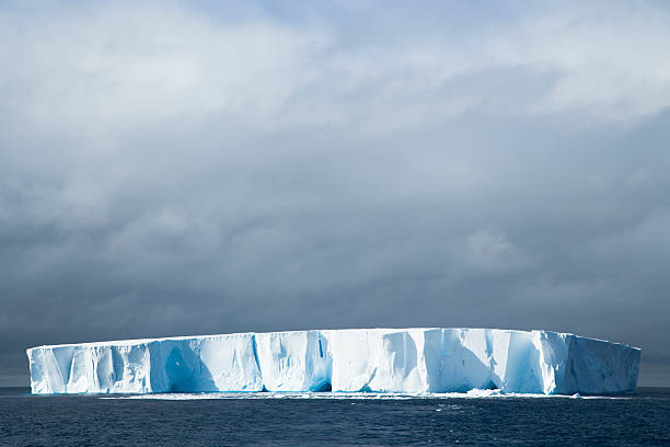 tabloid iceberg antartide - rough antarctica wintry landscape south pole foto e immagini stock