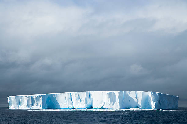 iceberg sensacionalista antártica - rough antarctica wintry landscape south pole - fotografias e filmes do acervo