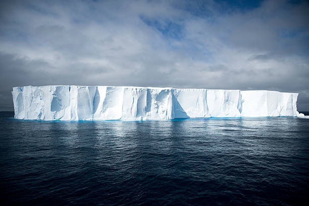 tabloid iceberg antartide - rough antarctica wintry landscape south pole foto e immagini stock