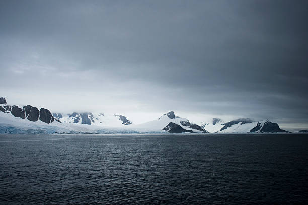 antártica moody paisagem - rough antarctica wintry landscape south pole - fotografias e filmes do acervo