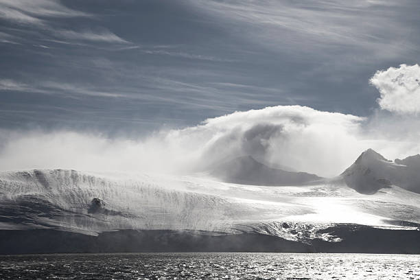 windy antarctique - pôle sud photos et images de collection