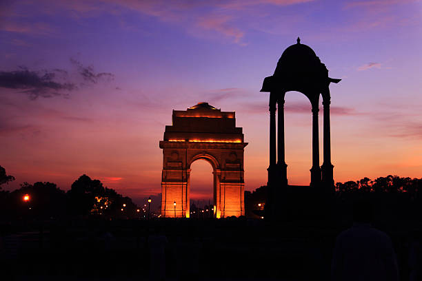 porte de l'inde, new delhi scène éclairée au crépuscule - india new delhi architecture monument photos et images de collection