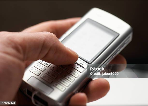 Hand Und Handy Stockfoto und mehr Bilder von Am Telefon - Am Telefon, Daumen, Drahtlose Technologie