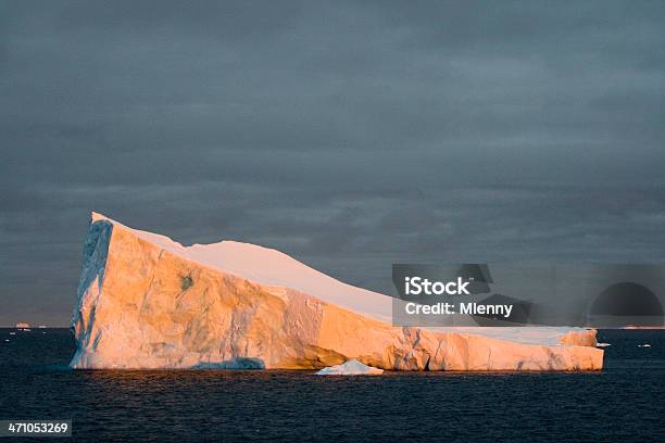 Iluminado Pela Luz Crepúsculo Icebergue Antártida - Fotografias de stock e mais imagens de Icebergue - Formação de gelo - Icebergue - Formação de gelo, Natureza, Vista do mar