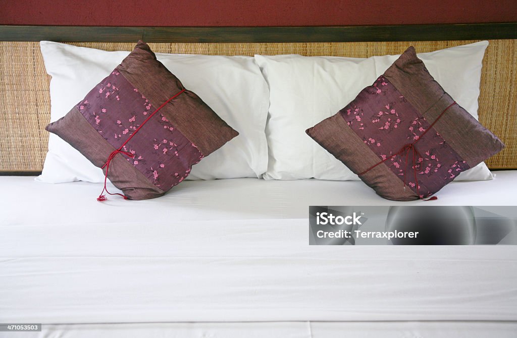 Almofadas sobre uma cama - Foto de stock de Aconchegante royalty-free