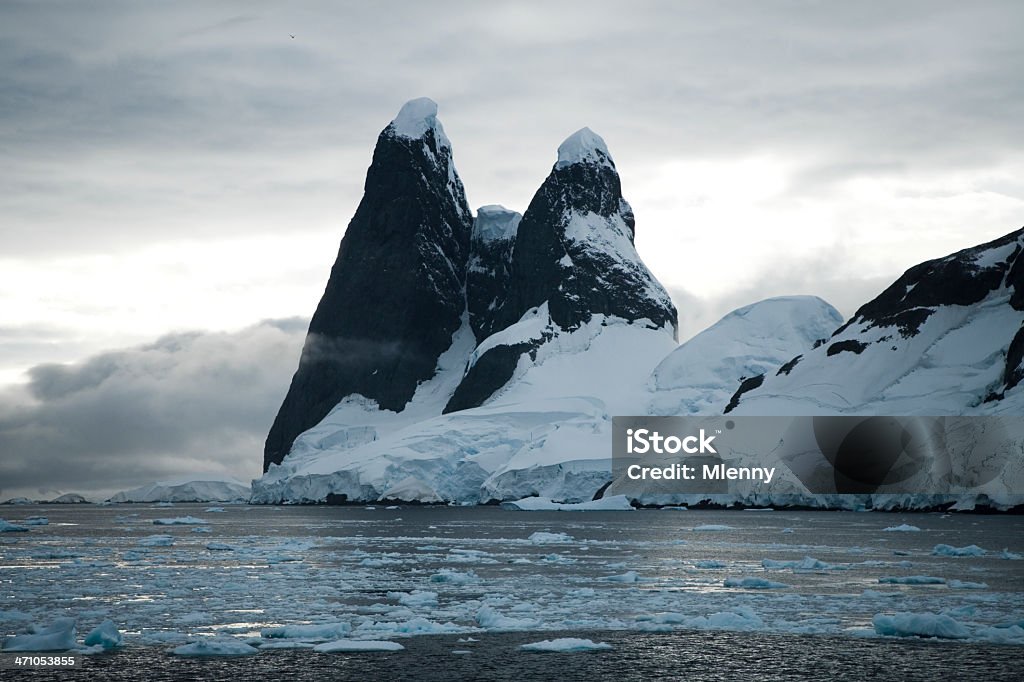 Antártida cumbres de las montañas - Foto de stock de Agua libre de derechos