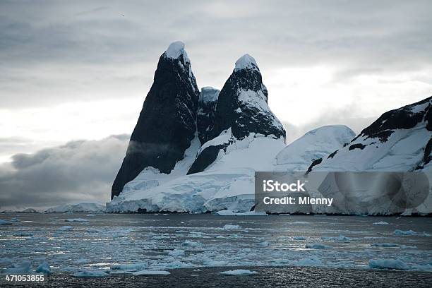 Antártida Cumbres De Las Montañas Foto de stock y más banco de imágenes de Agua - Agua, Aire libre, Aislado