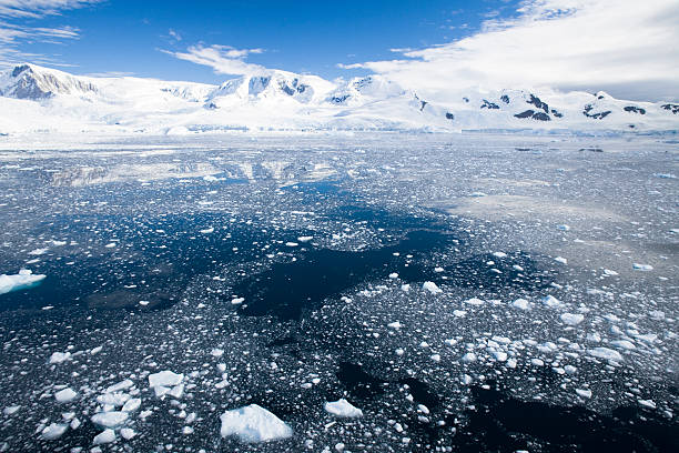 sciogliere pack - rough antarctica wintry landscape south pole foto e immagini stock