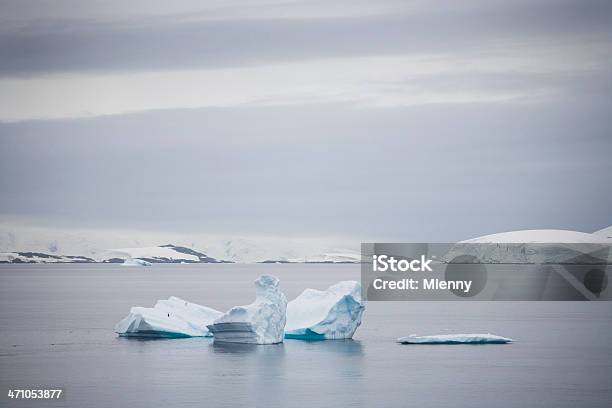 Schöne Schneewittchen Mit Penguins Stockfoto und mehr Bilder von Antarktis - Antarktis, Eis, Eisberg - Eisgebilde