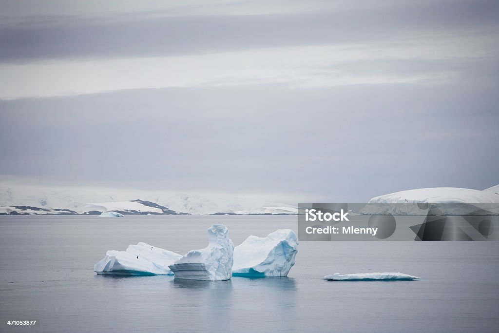 Bellissimo Iceberg con pinguini - Foto stock royalty-free di Acqua