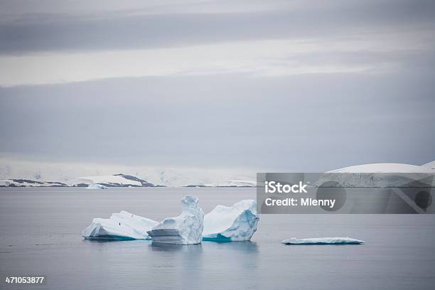 Bellissimo Iceberg Con Pinguini - Fotografie stock e altre immagini di Acqua - Acqua, Ambientazione esterna, Ambiente