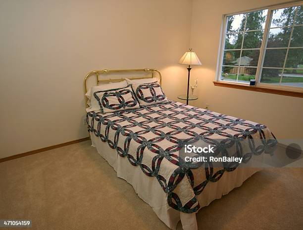 Suburban Schlafzimmer Stockfoto und mehr Bilder von Mittelschicht-Stereotypen - Mittelschicht-Stereotypen, Schlafzimmer, Aufgeräumter Raum