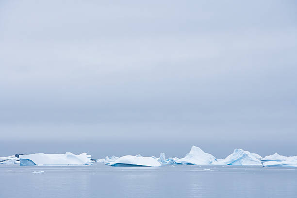 icy paesaggio antartico - rough antarctica wintry landscape south pole foto e immagini stock