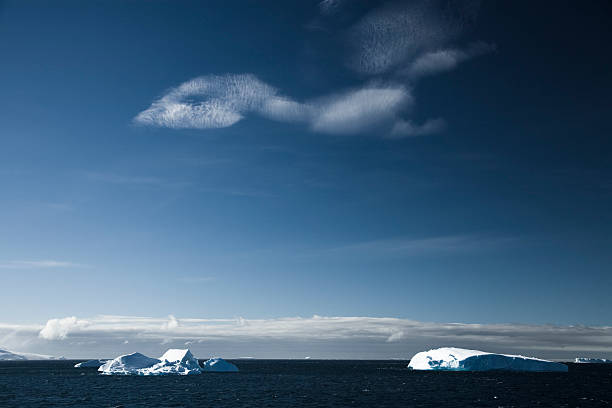 iceberg paesaggio antartico - rough antarctica wintry landscape south pole foto e immagini stock