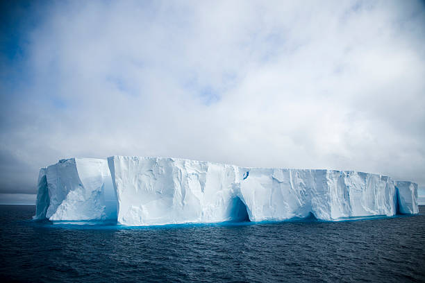 glaciali iceberg tabloid - rough antarctica wintry landscape south pole foto e immagini stock