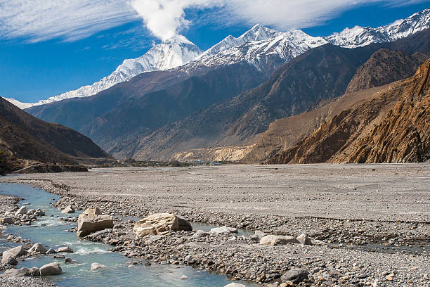 blick auf dhaulagiri vom fluss gandaki - muktinath stock-fotos und bilder