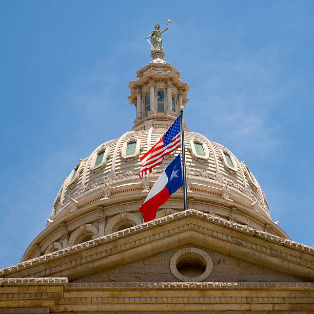 estados unidos y la bandera de texas - texas state flag texas dome austin texas fotografías e imágenes de stock