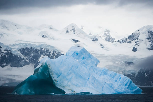 iceberg-turquesa - rough antarctica wintry landscape south pole - fotografias e filmes do acervo