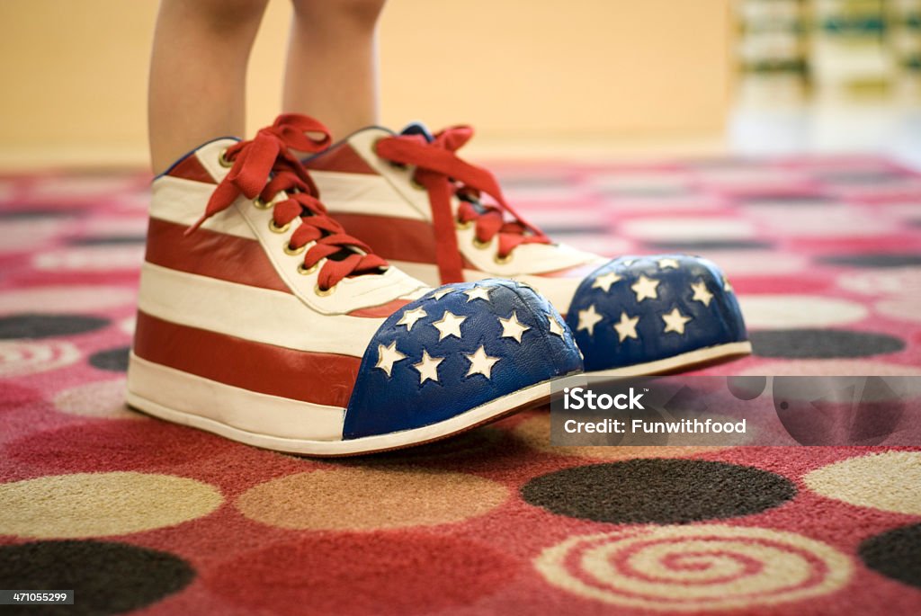 Boutiques pour acheter des chaussures & un enfant - Photo de Clown libre de droits