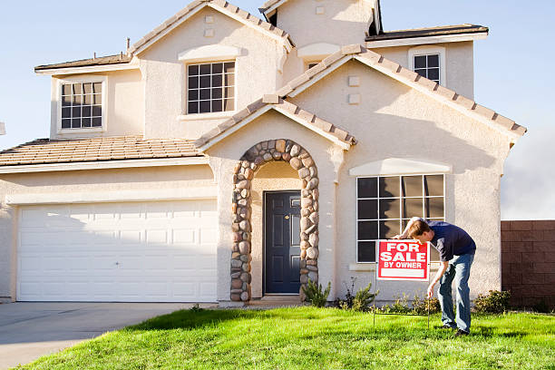 casa per vendita per owner - stucco house residential structure selling foto e immagini stock