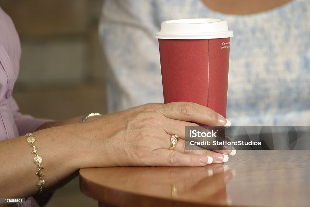 Caffè e conversazione - Foto stock royalty-free di Adulto