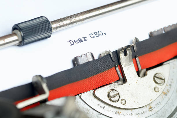 caro diretor executivo de empresa - complaining letter pleading typewriter imagens e fotografias de stock