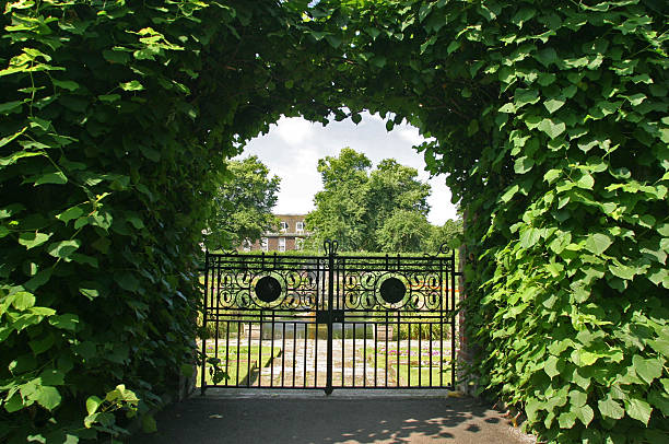 puerta a jardines - iron gate fotografías e imágenes de stock