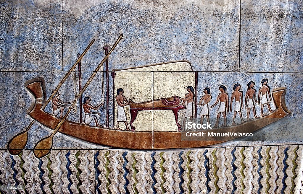 Momie égyptienne dans le bateau de Ra - Photo de L'Égypte ancienne libre de droits