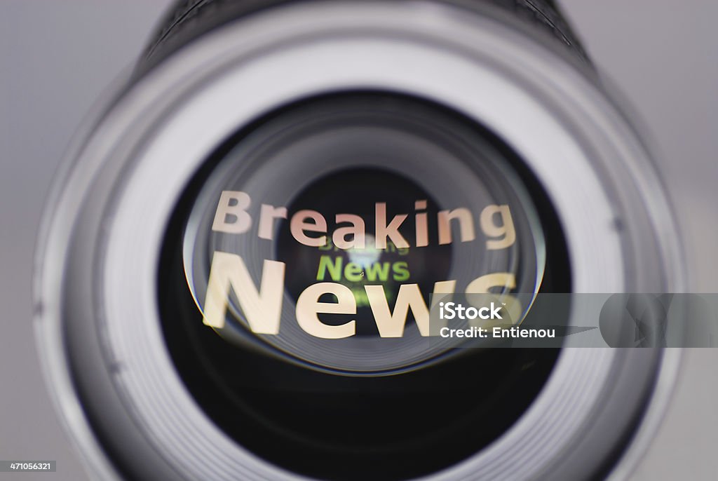 Срочные новости отражены в объектив камеры - Стоковые фото Линза роялти-фри