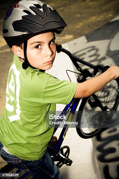 Giovane Ragazzo Bmx Bike - Fotografie stock e altre immagini di 6-7 anni - 6-7 anni, Acrobazia, Arte del ritratto