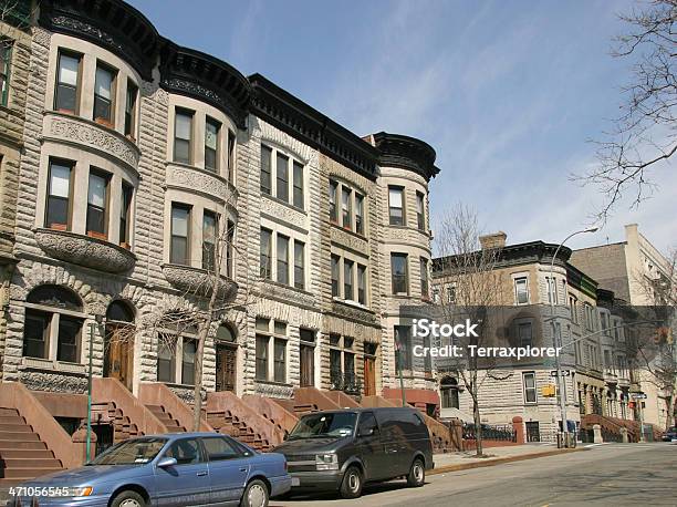 Элегантный Brownstone Дома В Гарлеме — стоковые фотографии и другие картинки Автомобиль - Автомобиль, Американская культура, Архитектура
