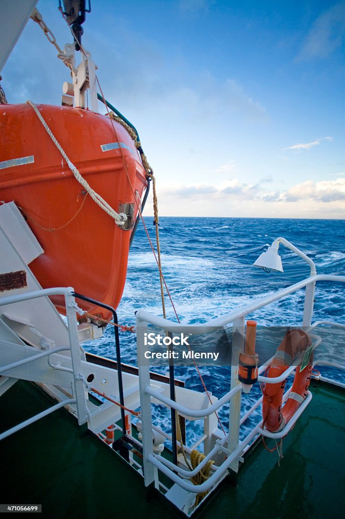 Barco salvavidas en rompehielos barco terraza - Foto de stock de Agua libre de derechos