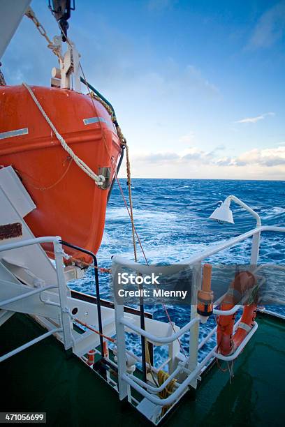 Barco Salvavidas En Rompehielos Barco Terraza Foto de stock y más banco de imágenes de Agua - Agua, Barco de pasajeros, Barco salvavidas