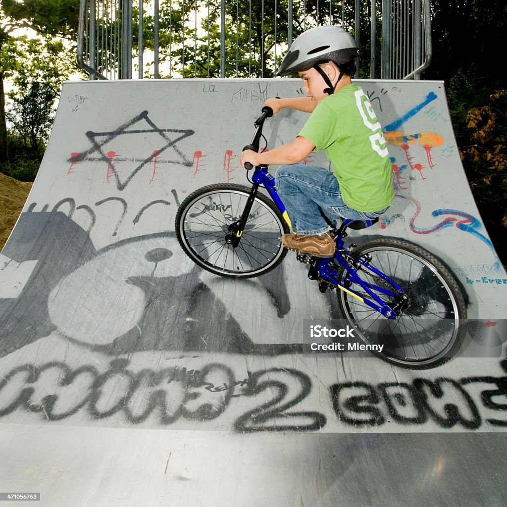 Jeune enfant en BMX Halfpipe - Photo de 6-7 ans libre de droits