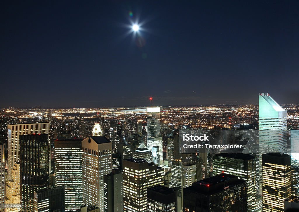 Luna sobre el horizonte de Manhattan, exposición prolongada - Foto de stock de Manhattan libre de derechos