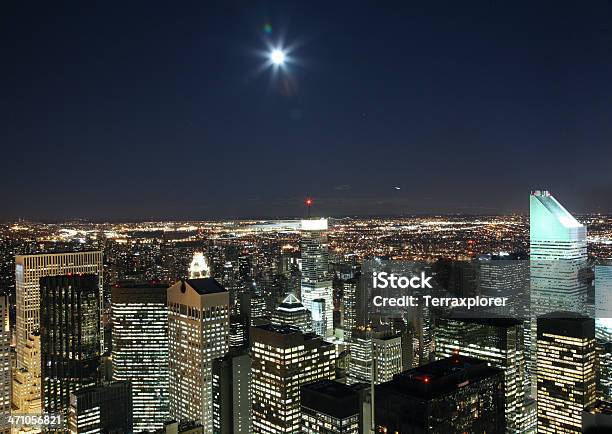 Luna Sobre El Horizonte De Manhattan Exposición Prolongada Foto de stock y más banco de imágenes de Manhattan