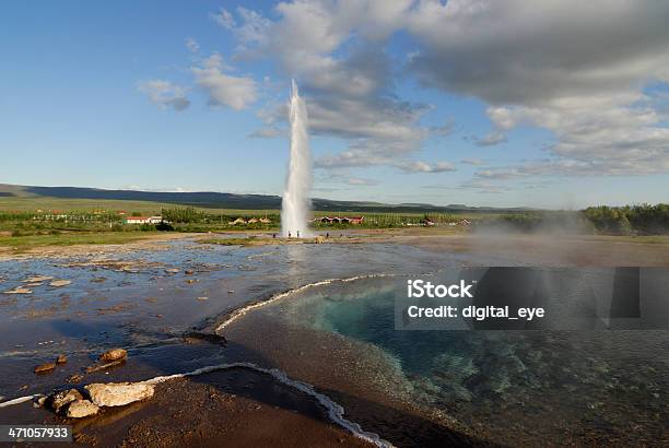 Hot Spring Y Géiser Strokkur Foto de stock y más banco de imágenes de Actividad - Actividad, Adulto, Agua