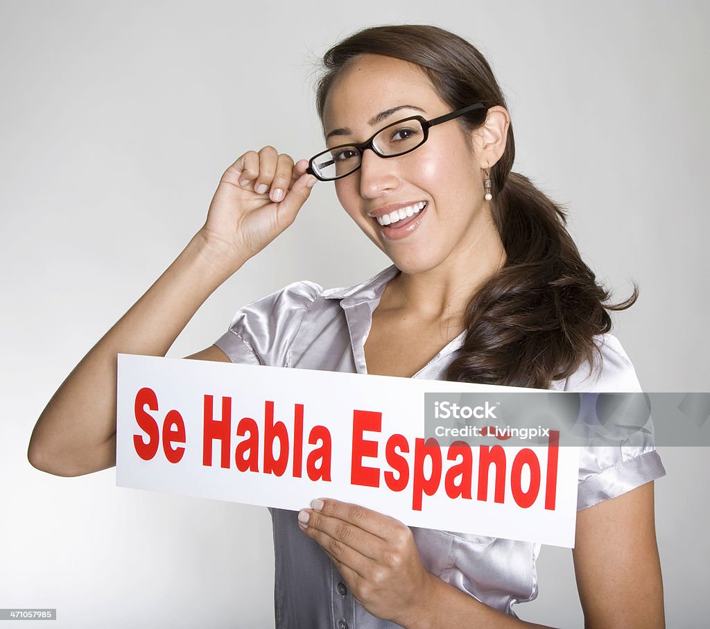 Jovem atraente mulher hispânica segura "Se Habla espanhol'Inscreva - Foto de stock de Tradução royalty-free