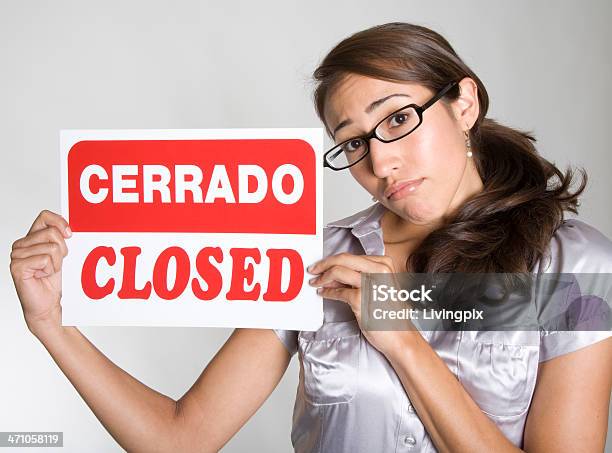 Attraktive Junge Hispanic Frau Hält Cerrado Geschlossen Schild Stockfoto und mehr Bilder von Hochhalten