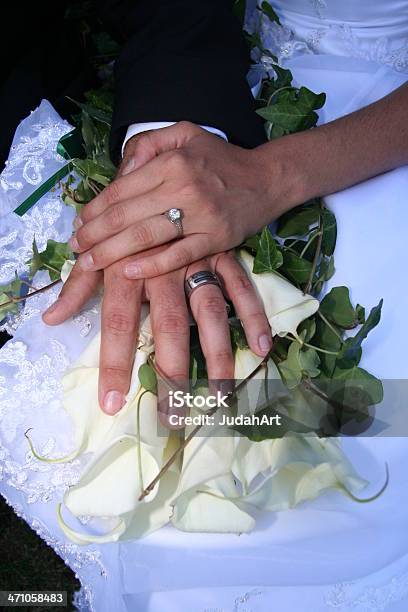 Ślub Ręce - zdjęcia stockowe i więcej obrazów Diament - Diament, Pierścionek zaręczynowy, Biały