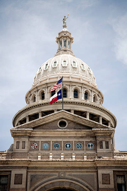 capitolio de austin, texas - texas state flag texas dome austin texas fotografías e imágenes de stock