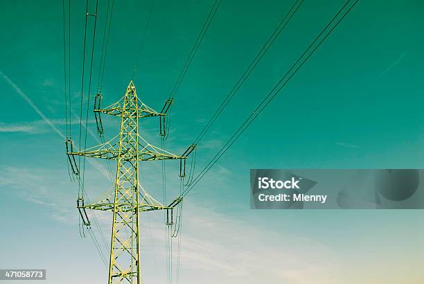 High Voltage Stockfoto und mehr Bilder von Aufnahme von unten - Aufnahme von unten, Cross-Entwicklung, Elektrizität