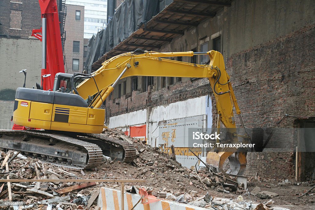 Rozbiórki Excavator w ośrodku - Zbiór zdjęć royalty-free (Demolować)