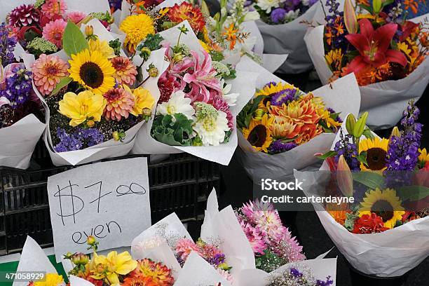 7 Usdollarblume Bunches Im Farmers Market Stockfoto und mehr Bilder von Ausverkauf - Ausverkauf, Blume, Blumenbouqet