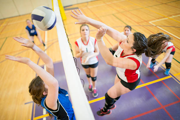 spike und block aufgenommene - volleyball sport floor ball stock-fotos und bilder