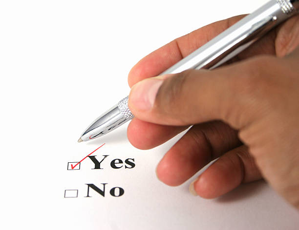 этнические рука голосование да - yes no push button questionnaire стоковые фото и изображения