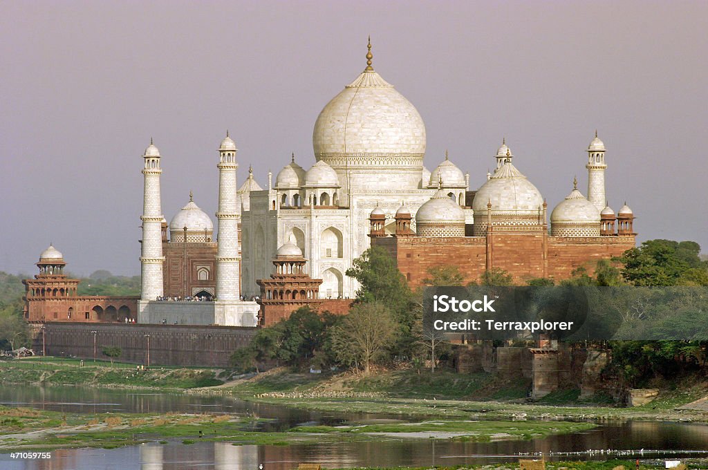 Taj Mahal en la puesta de sol - Foto de stock de Patrimonio de la humanidad por la UNESCO libre de derechos