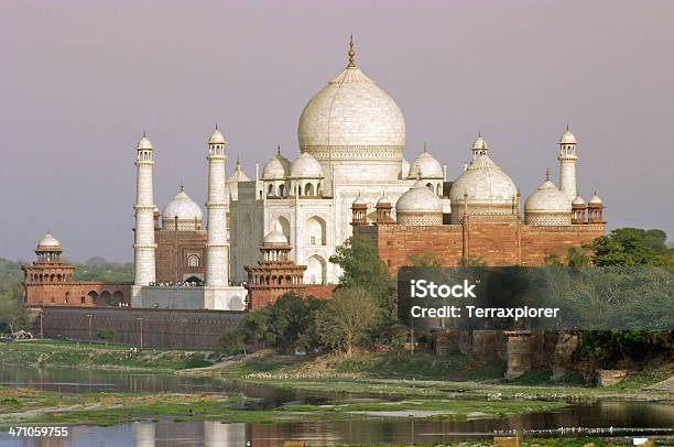 Taj Mahal En La Puesta De Sol Foto de stock y más banco de imágenes de Patrimonio de la humanidad por la UNESCO - Patrimonio de la humanidad por la UNESCO, Riqueza, Agra